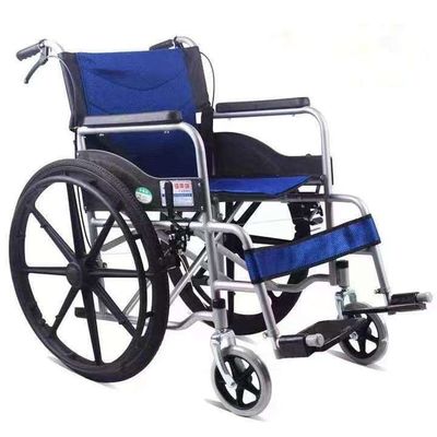 Silla de ruedas manual plegable ligera para ancianos con neumáticos sólidos y diseño personalizable